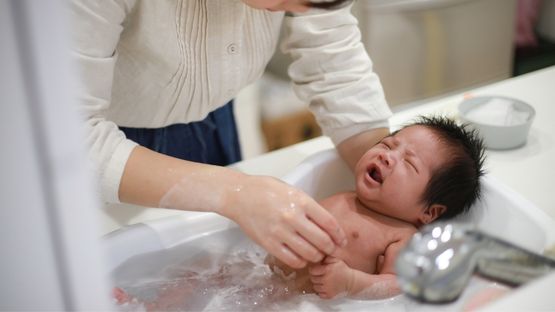 How Should You Bathe a Newborn? A Simple Guide for New Parents