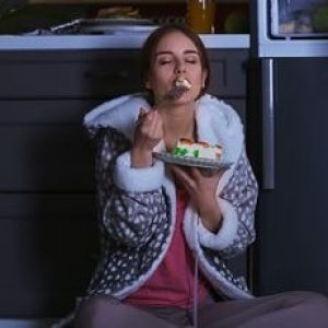 Late-Night Eating: How It Affects Your Liver and Sleep Health