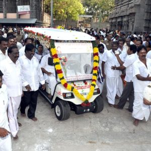 சென்னை உயர்நீதிமன்றம் சார்பில் அருணாசலேஸ்வரர் கோயிலுக்கு பேட்டரி கார்!
